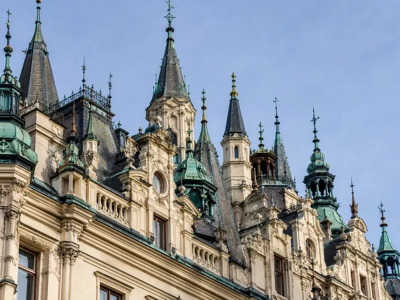 Die neugotische Südfront von Moszna Castle