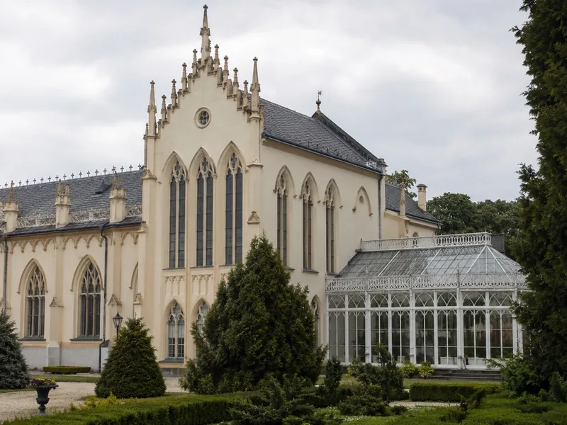 Der neo-gotische Ostflügel von Moszna Castle